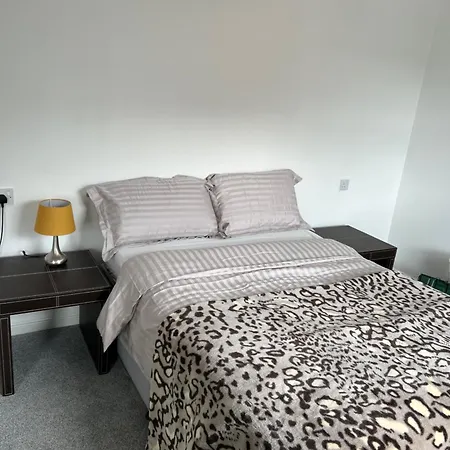 Amazing Double Bedroom Flat Apartament